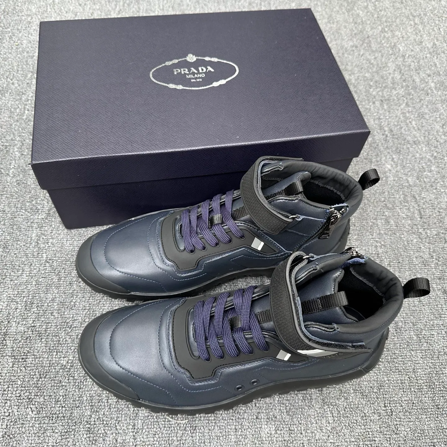 💰880 Prada/Prada’s new men’s spliced ​​casual sports boots! The shoe's exquisite stitching outlines a unique geometric texture, and contemporary lines and details reinterpret the classic sports style. The upper is made of ultra-official material, and the lining is full cowhide. It is lightweight, breathable, practical and versatile. The tongue is decorated with the Prada Milano logo, and the logo print is embellished with the laces. It is paired with a 2.5cm two-color rubber sole to create a comfortable wearing experience. Comes with full set of original packaging dust bag! Size: 39-40-41-42-43-44 (45 customized) standard leather shoe size Item number: 41274651